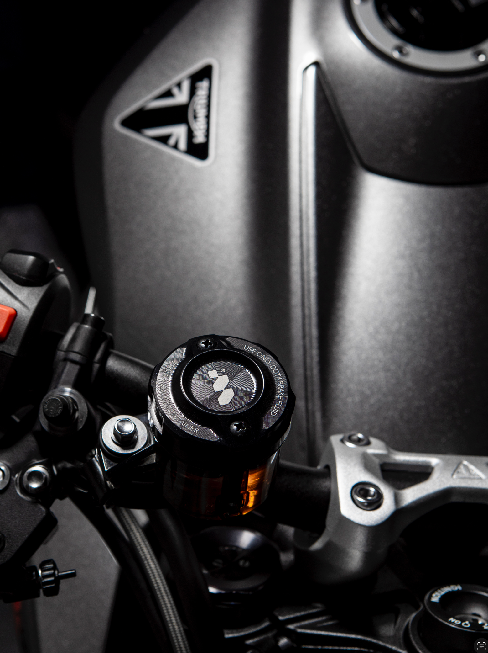 Bouchon de bocal de frein avant en aluminium usiné Le Motographe monté sur une Triumph Street Triple 765 