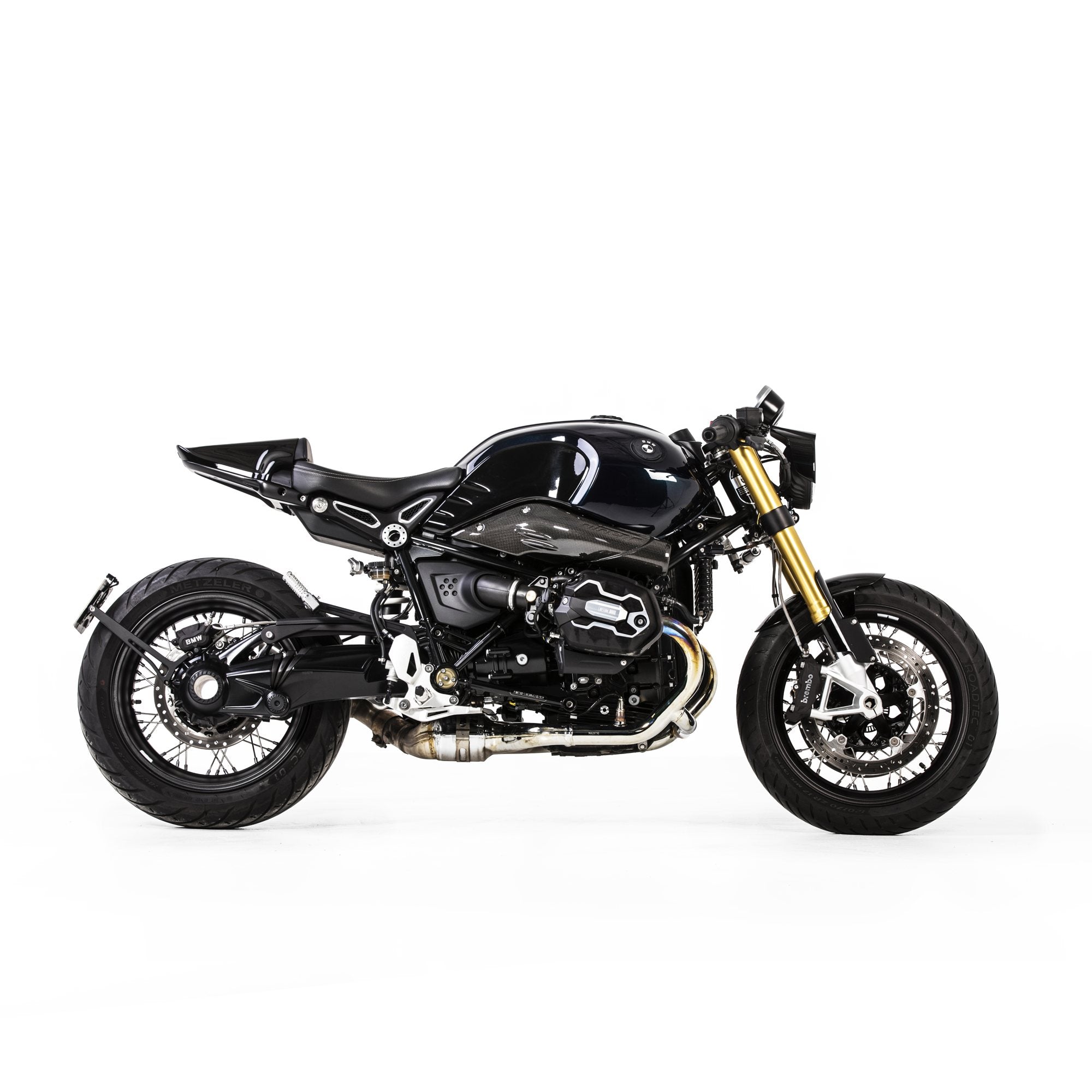 BMW R nineT noire de profil, équipée de la boucle arrière usinée et des tés de fourche Motographe 