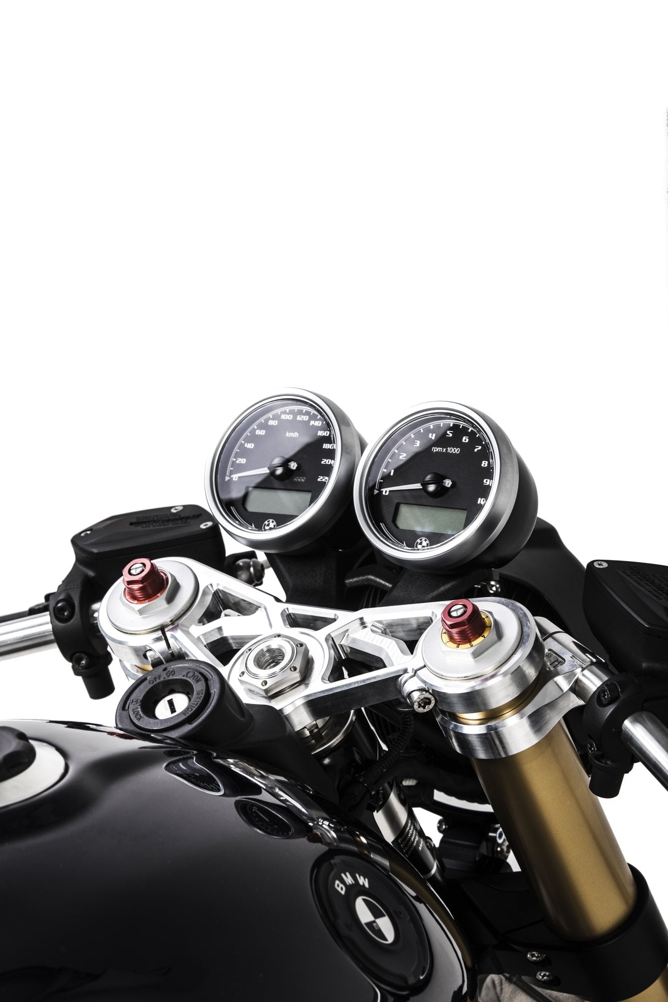Poste de pilotage d'une BMW R nineT avec le té de fourche supérieur usiné Motographe et les compteurs d'origine 